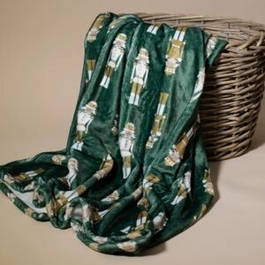 Alpine Nutcracker Throw Dark Green/Multi Home Accent By The Royal Standard